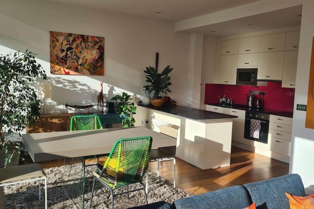 Appartement Luxurious Flat Sunny, Quiet, Design, Lift, Balcony Londen
